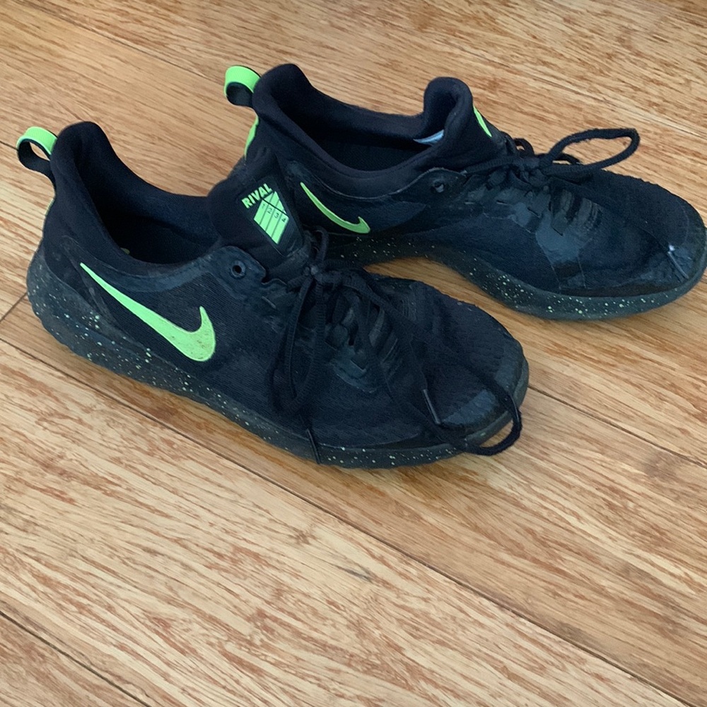 Men’s Nike tennis shoes